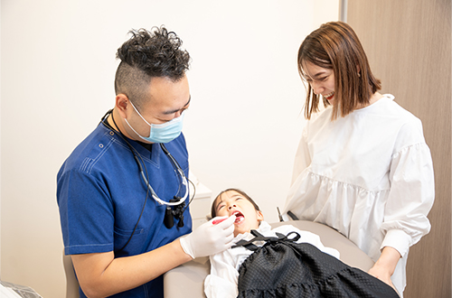 パパ院長が優しく笑顔で治療します